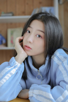 沙龙室女大学生